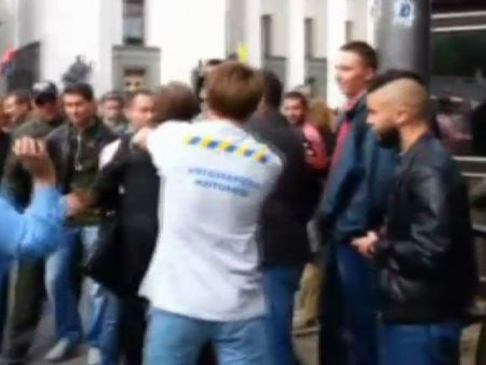 Tiran a la basura a un diputado ucraniano