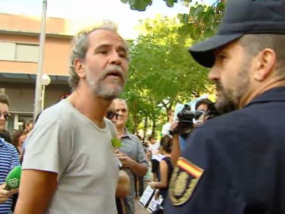 Centenades de vecinos se concentran en Tetuán contra el edificio 'okupado' por jóvenes de extrema derecha