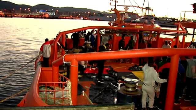 200 inmigrantes pasan la noche en un pabellón en Algeciras