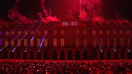 El día de Galicia arrancó anoche con el tradicional espectáculo pirotécnico en la plaza del Obradoiro