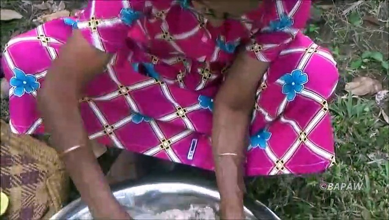 Croustillant Frit au Poulet KFC Style frire les cuisses de Poulet préparé dans mon Village par la grand-mère