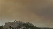 Un incendio provoca la oscuridad absoluta en el Acrópolis de Atenas