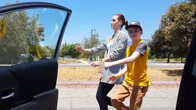 Los Mossos contra el nuevo reto viral: bajarse del coche en marcha y bailar