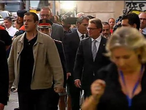 Ovación a Artur Mas a su llegada a la ofrenda floral en el Fossar de les Moreres