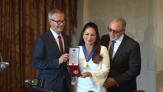 Gloria Estefan recibe la Medalla de Oro de Bellas Artes