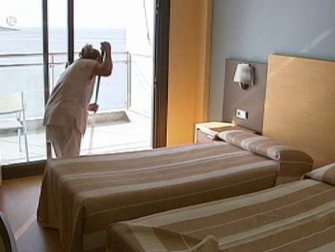 El colectivo de limpieza en hoteles denuncia condiciones laborales extremas en varios complejos del Mediterráneo y Canarias.