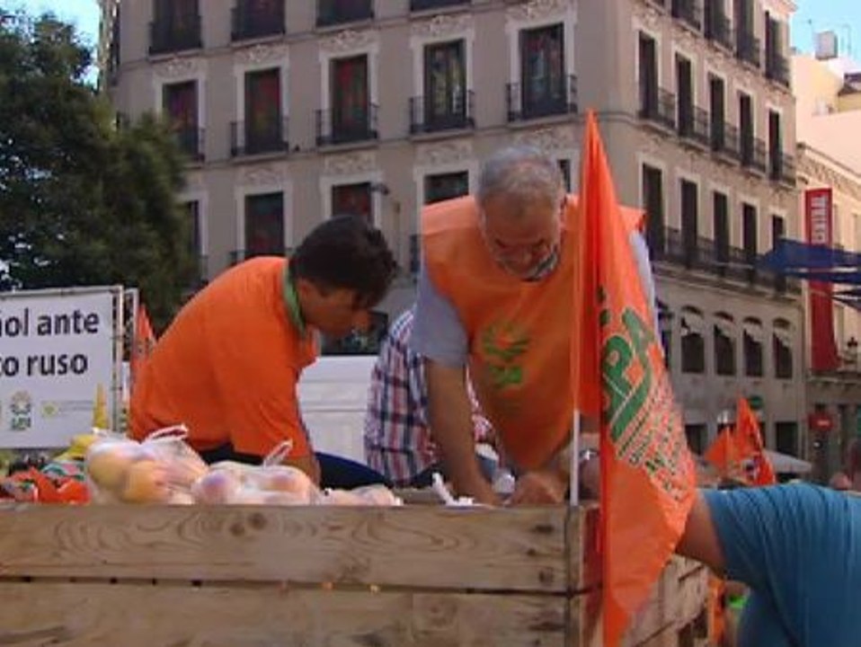 Los agricultores regalan 10.000 kilos de frutas y hortalizas contra el veto ruso