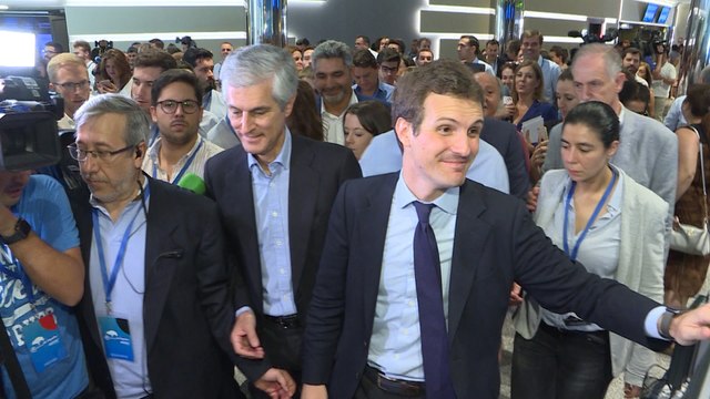 Casado, acompañado de Suárez tras ganar las primarias del PP