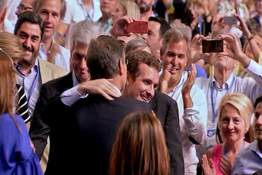 Ovación a Casado tras conocerse su victoria en las primarias