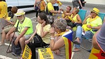 Cientos de personas piden la libertad de Forcadell ante la prisión de El Catlar
