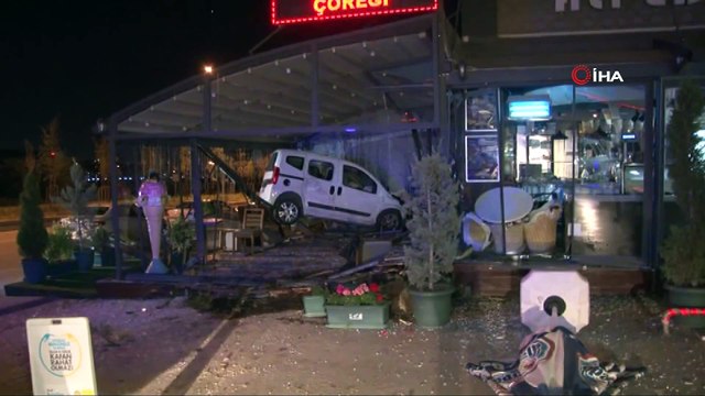 Başkent’te kadın sürücü otomobiliyle kafeye girdi: 1 yaralı