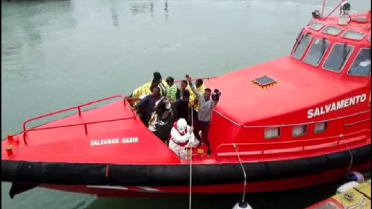 Inmigrantes esperan más de 16 horas para pisar suelo español