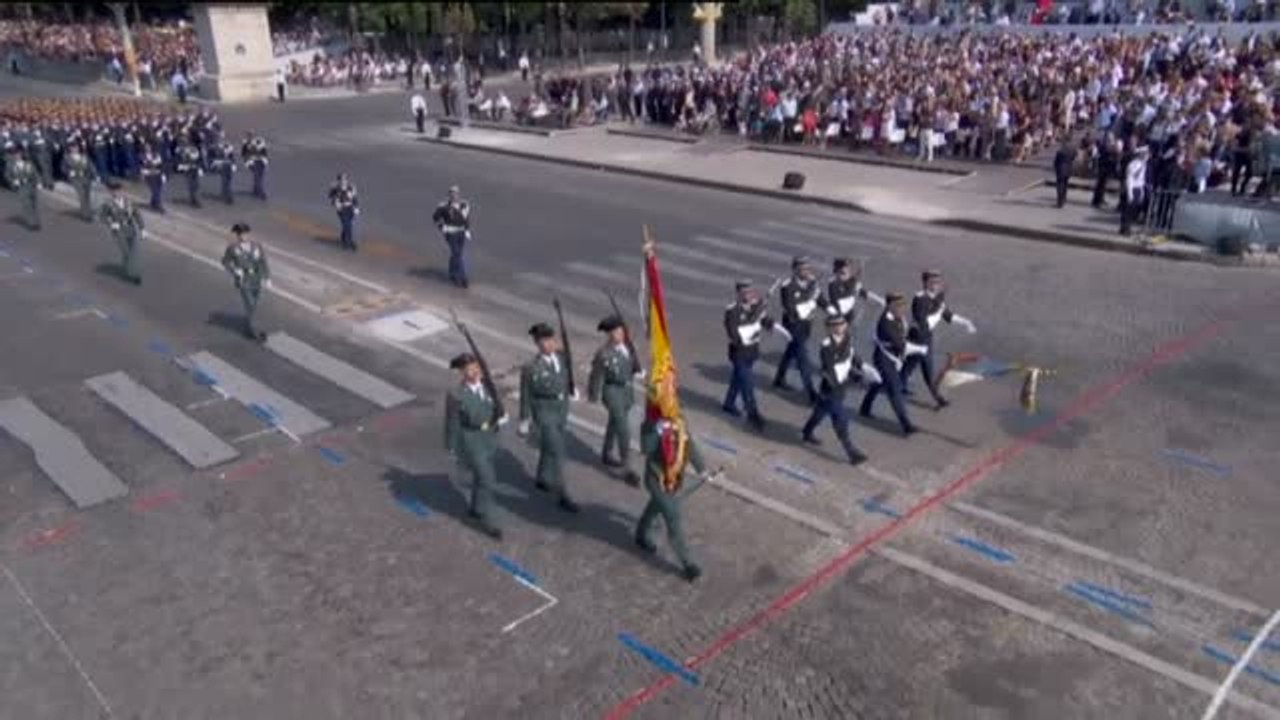 Desfile de tricornios por los Campos Elíseos