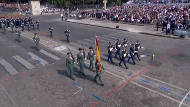 Desfile de tricornios por los Campos Elíseos