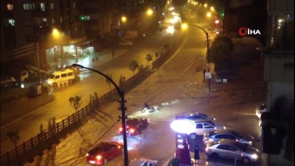 Motosiklet sürücüsü şiddetli yağmur nedeniyle dereye dönen yolda böyle kaza yaptı