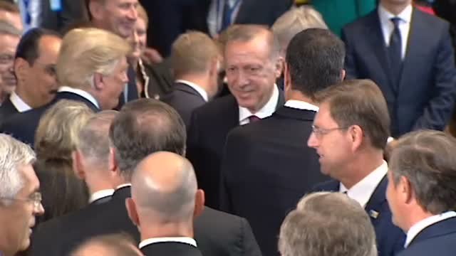 Saludo breve entre Sánchez y Trump en Bruselas