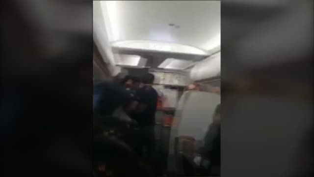 Baleares quiere limitar el consumo de alcohol en aeropuertos y vuelos