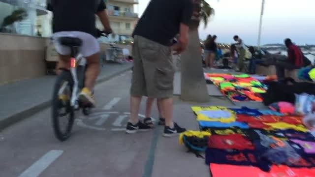 El top manta cubre el paseo marítimo de Cambrils