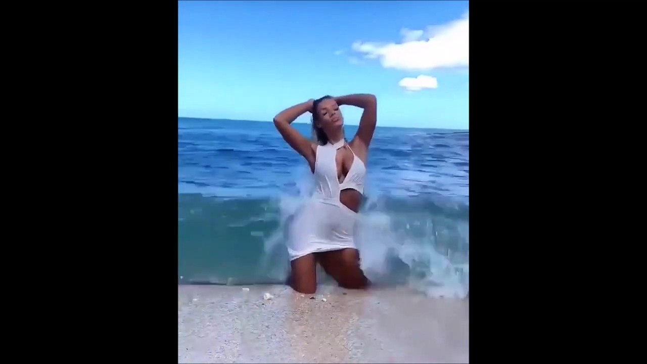Séance photo sur la plage qui tourne court pour cette top model...