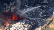 Un espectacular incendio consume una planta de reciclaje en Colorado (EEUU)