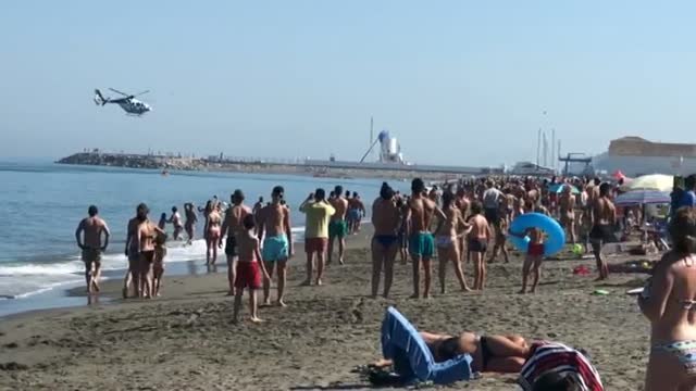 Espectacular persecución policial a una narcolancha en plena playa de Manilva
