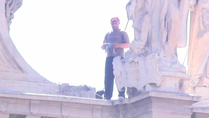 El hombre encaramado a la Catedral de Murcia accede a bajar