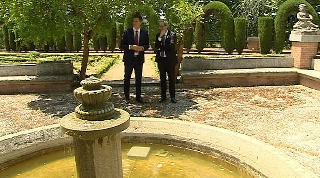 Sánchez y Torra pasean por los jardines de la Moncloa