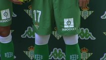 Joaquín y Bartra muestran la nueva equipación del Real Betis