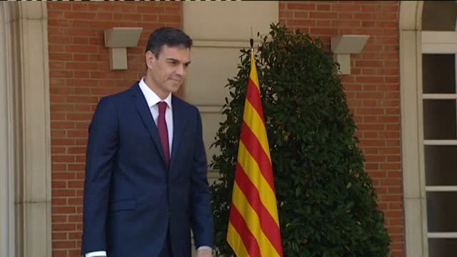 Cordialidad y sonrisas en el primer encuentro entre Sánchez y el president de la Generalitat