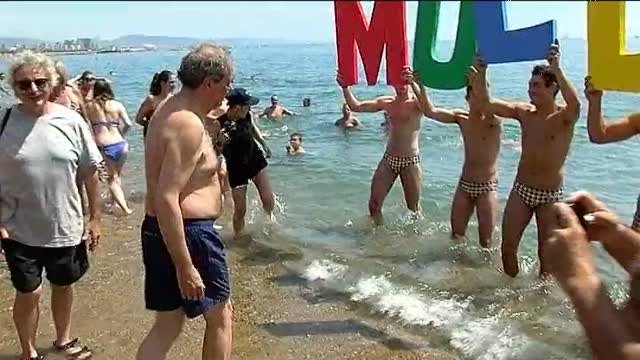 Quim Torra y Artur Mas se bañan en Barcelona por la esclerosis múltiple