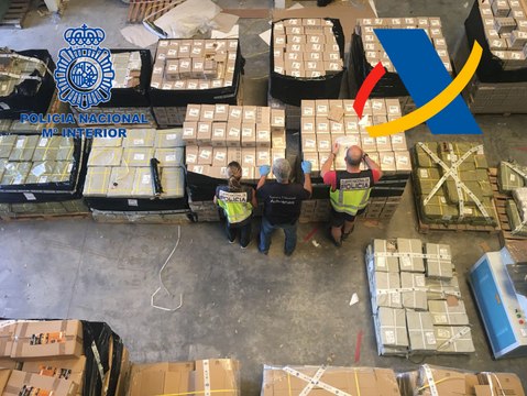 Desmanteladas en Valencia dos fábricas clandestinas de pilas falsas