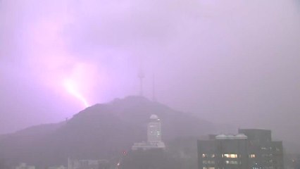 [날씨] 퇴근길 서울 등 중부 요란한 비...주말 더워 / YTN