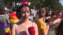 Miles de personas asisten a la manifestación del Orgullo LGTBI