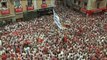 Bronca en la plaza del Ayuntamiento de Pamplona a cuenta de las pancartas reivindicativas antes del chupinazo