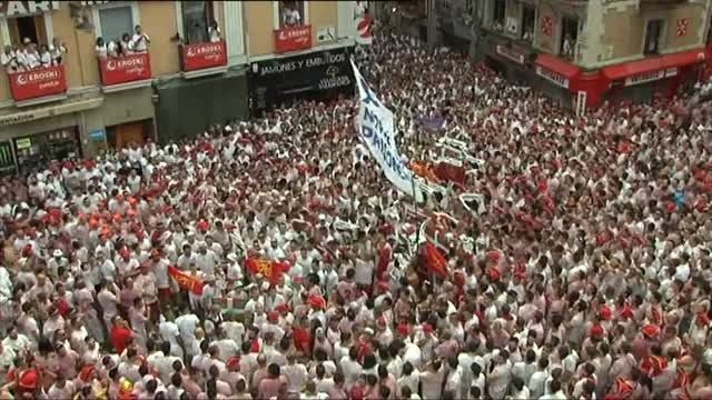 Bronca en la plaza del Ayuntamiento de Pamplona a cuenta de las pancartas reivindicativas antes del chupinazo