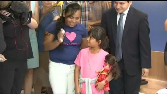 Emotivo reencuentro entre una madre guatemalteca y su hija de 8 años