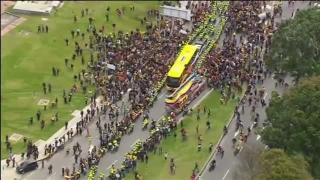 La selección de Colombia se da un baño de masas a su llegada a Bogotá tras su eliminación en el Mundial