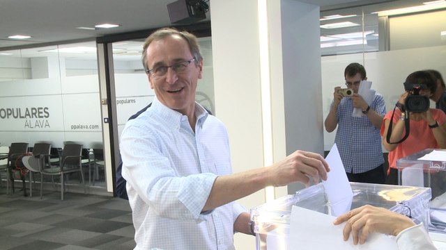 Alonso (PP vasco) vota a Sáenz de Santamaría