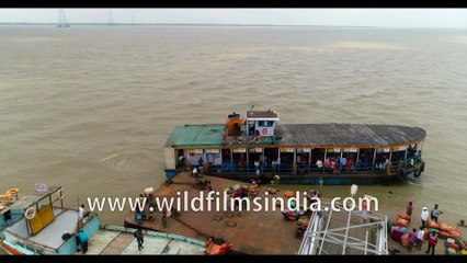 Tải video: CROSSING THE RIVER HOOGHLY- Kakdwip to Gangasagar local ferry, River Hooghly meeting the Bay Of Bengal, West Bengal, India. 4k Aerial stock Footage.