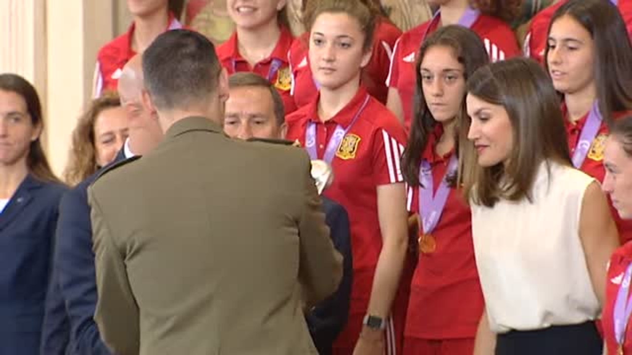 La reina Letizia recibe a la selección española...