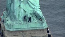 Una mujer detenida tras varias horas encaramada a la Estatua de la Libertad