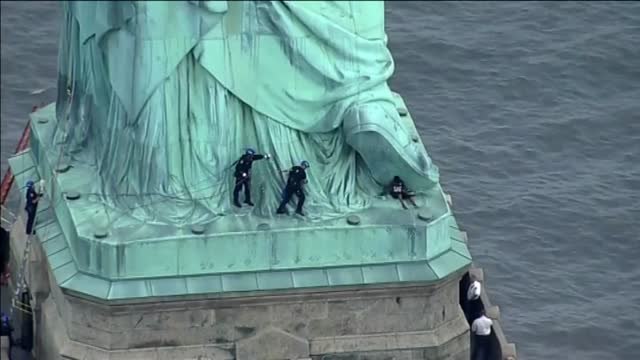 Una mujer detenida tras varias horas encaramada a la Estatua de la Libertad
