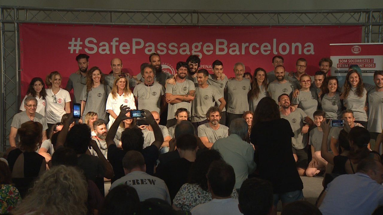 Colau y miembros de la ONG Open Arms en rueda de prensa