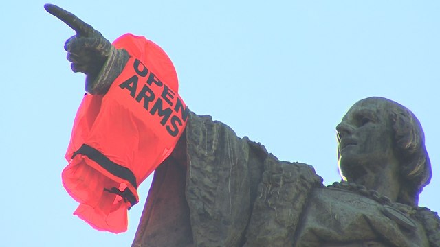 Open Arms viste estatua Colón con chaleco salvavidas