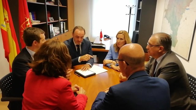 Pablo Casado y Javier Esparza se reúnen en el Parlamento de Navarra
