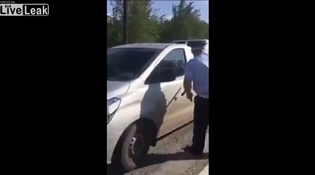 Raté : ce policier n'arrive pas à casser la vitre de voiture d'un suspect !