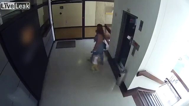 Elle sauve son fils de justesse d'une chute par la rambarde de l'escalier !
