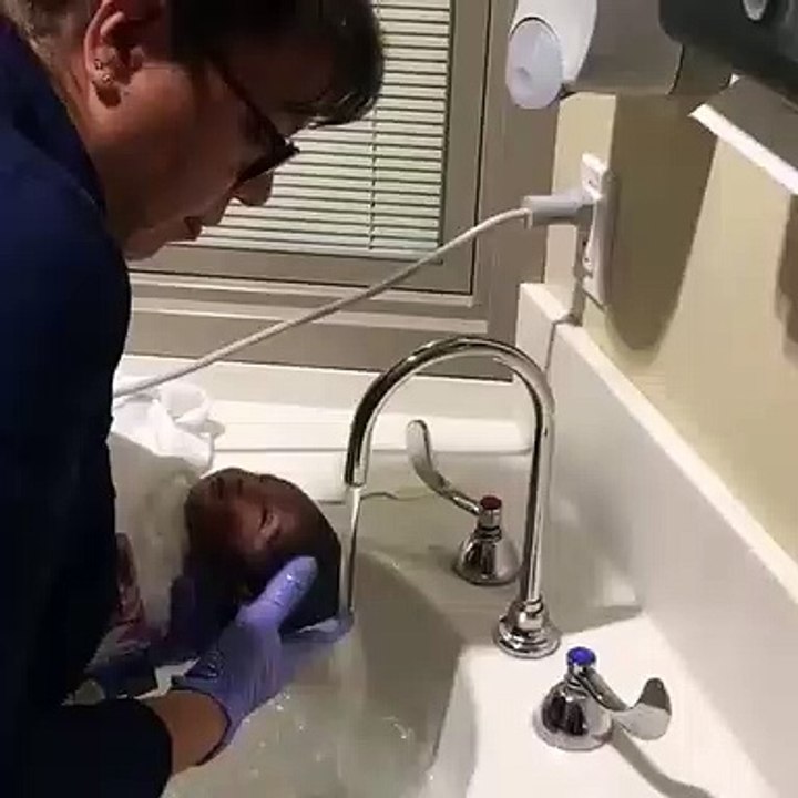 La tête de ce bébé pendant son premier shampoing ! Détente maximum !