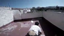 Parkour : il tombe à travers le toit sur la maison !