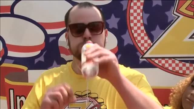 Una mujer devora 27 hamburguesas en tan sólo 10 minutos